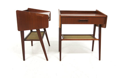 Comodino svedese vintage in teak — vista tre quarti con struttura e ripiano inferiore