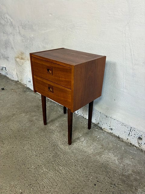 Comodino vintage danese anni '60 in teak con due cassetti, vista frontale tre quarti