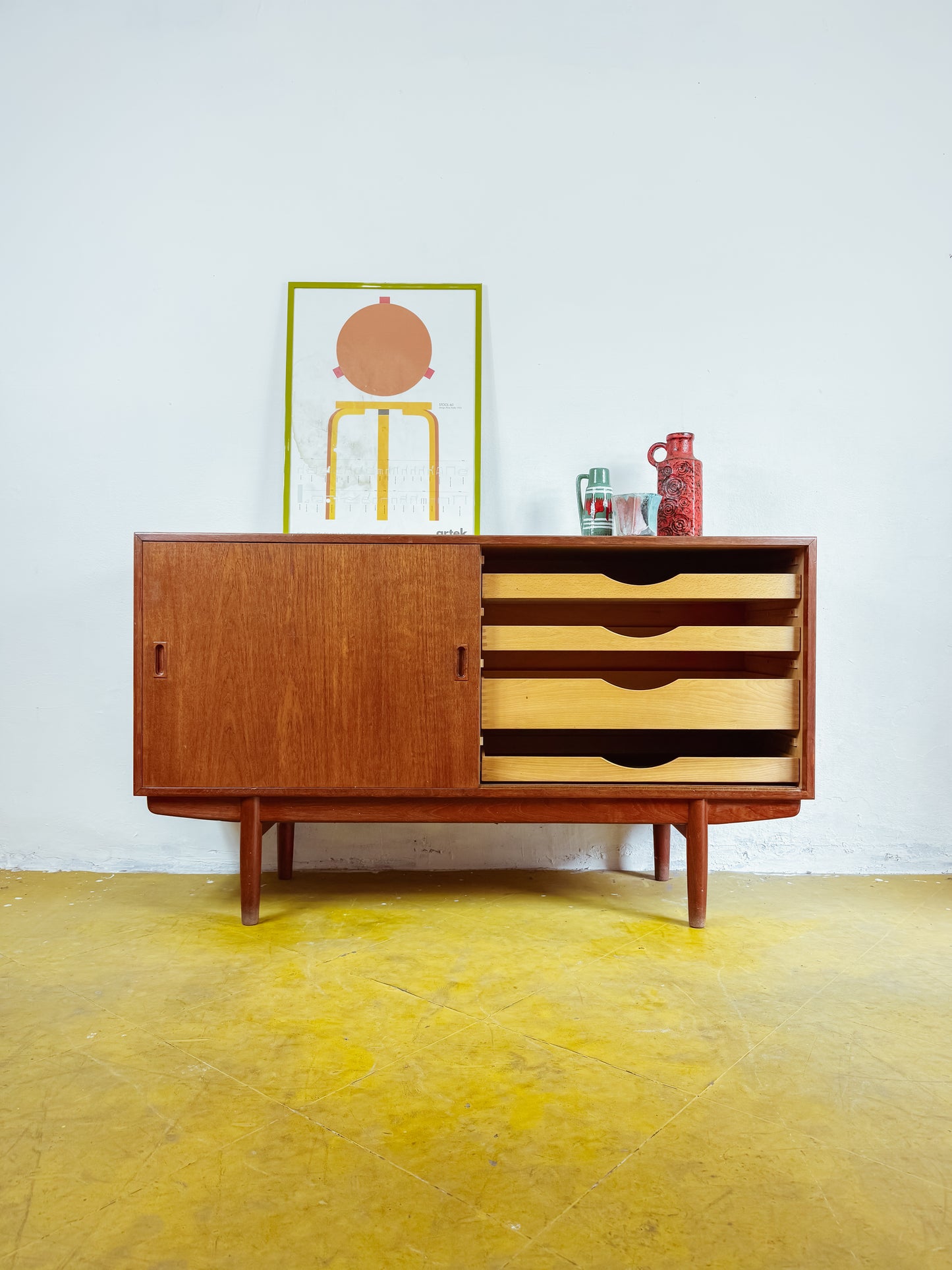 Credenza Børge Mogensen in teak anni 50 vista frontale, ante scorrevoli e cassetti aperti con ceramiche vintage sul piano