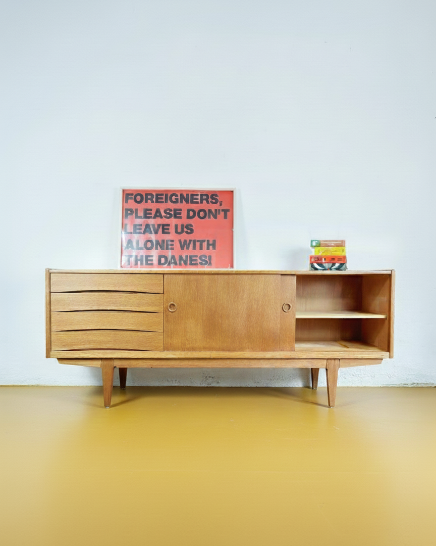 Credenza Erik Wørts in quercia anni 60 vista frontale, vano centrale aperto e cassetti a rilievo ondulato
