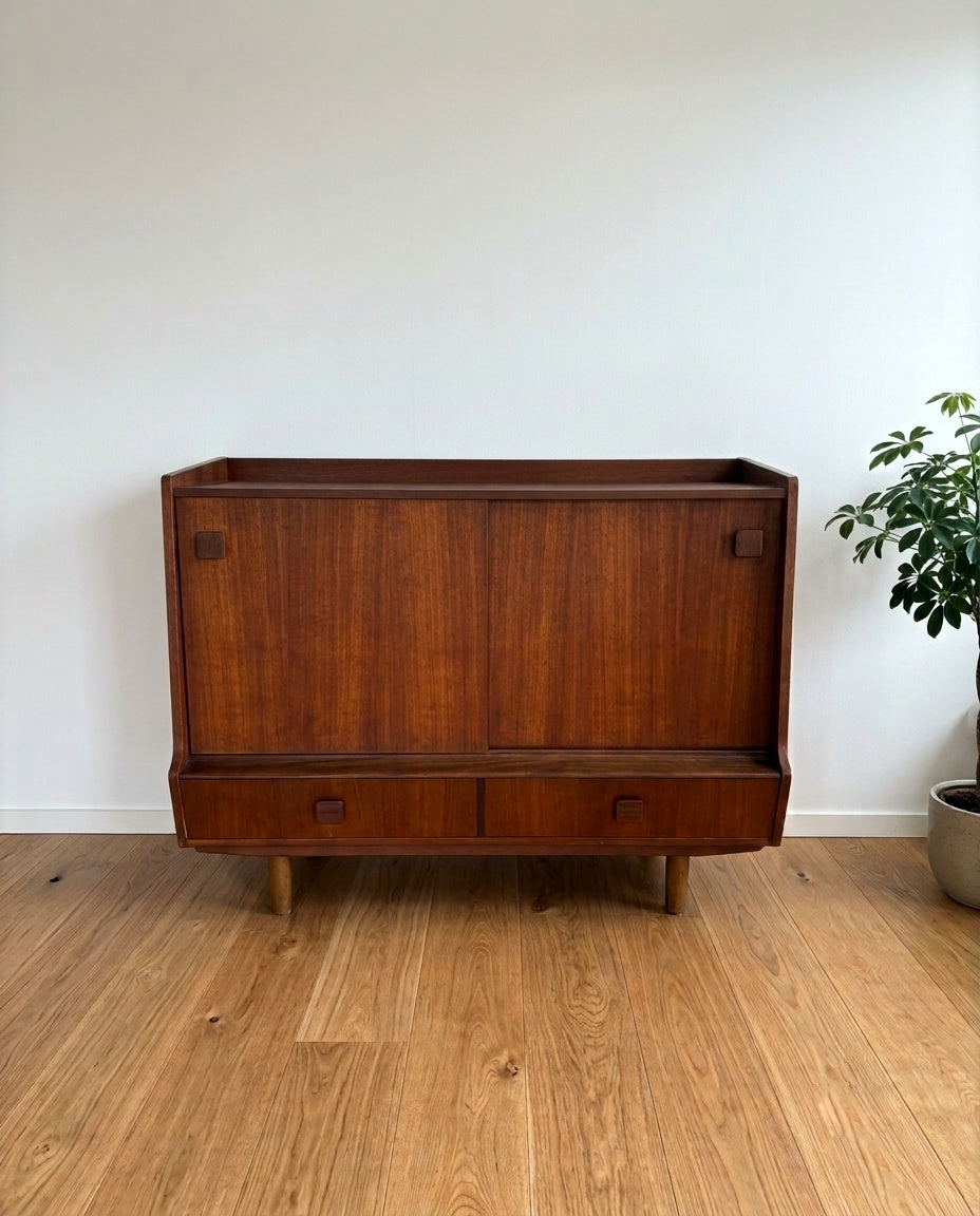 Credenza danese anni '60 in teak, vista frontale con piano a bordo rialzato