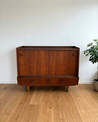 Credenza danese anni '60 in teak, vista frontale con piano a bordo rialzato