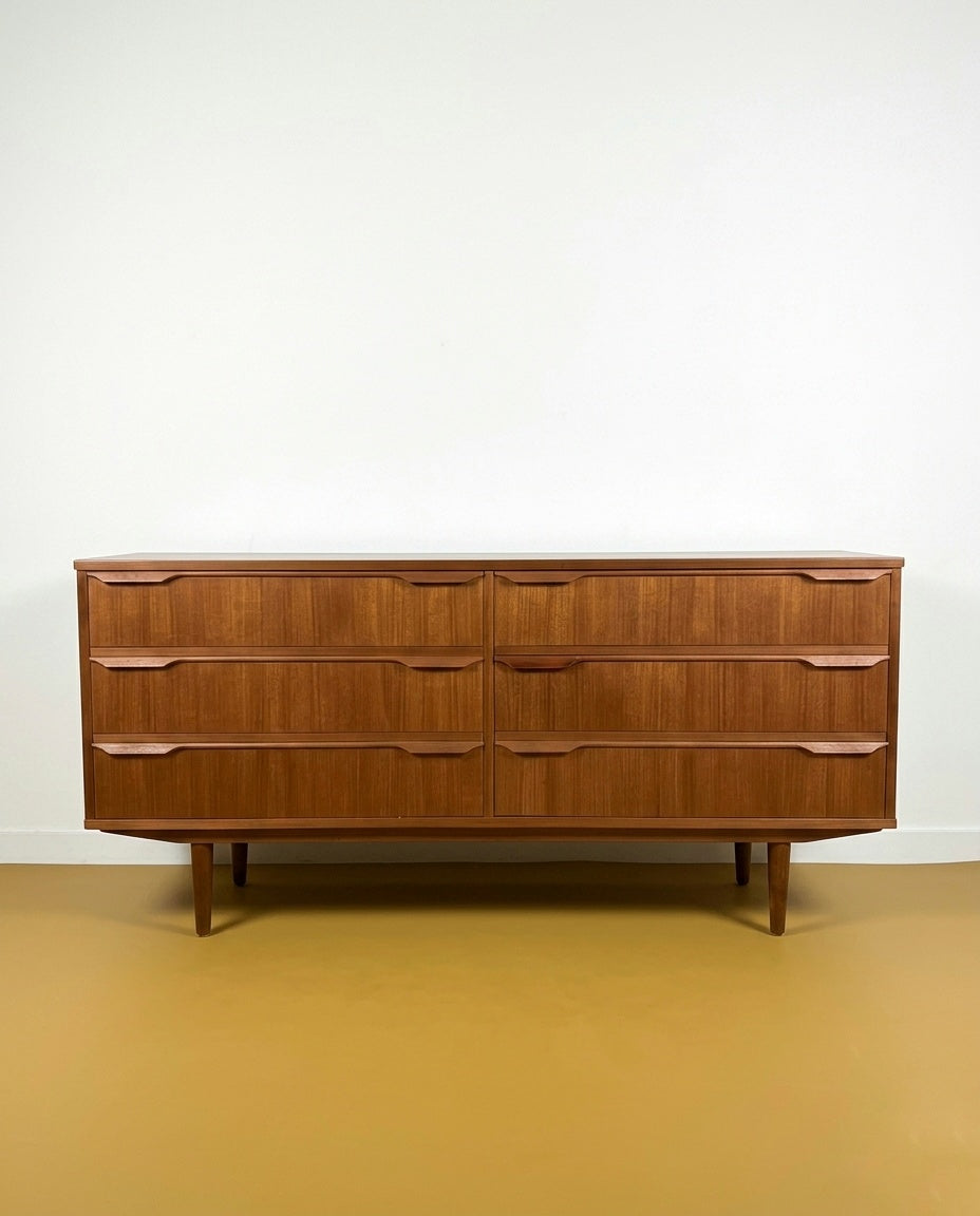 Credenza danese vintage anni 50 in teak, 6 cassetti a doppia colonna con maniglie intagliate nel legno, gambe affusolate, 160 cm