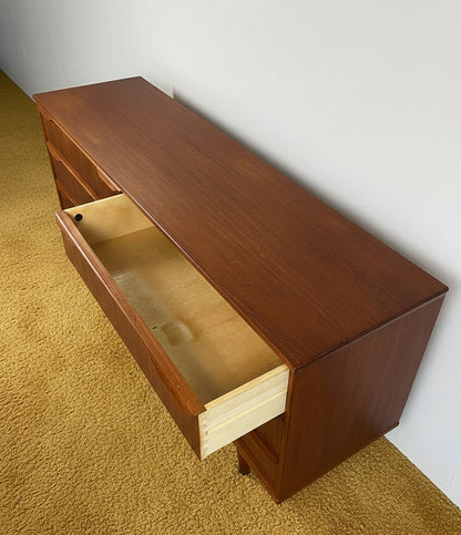 Credenza danese vintage in teak anni 50, cassetto aperto con interno in legno chiaro
