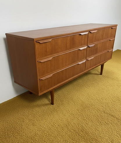 Credenza danese vintage in teak anni 50 vista laterale, profilo sinistro e spessore del piano