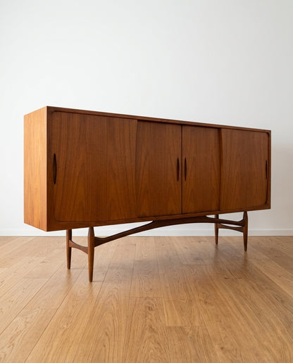 Credenza mobile bar danese anni '50 in teak ~200cm - quattro ante scorrevoli con doppie maniglie, base scultórea con gambe tornite e traversa arcuata