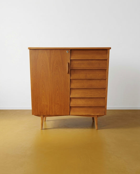Credenza scandinava vintage in teak anni 50, anta sinistra con serratura e quattro cassetti a destra, gambe affusolate, 100 cm