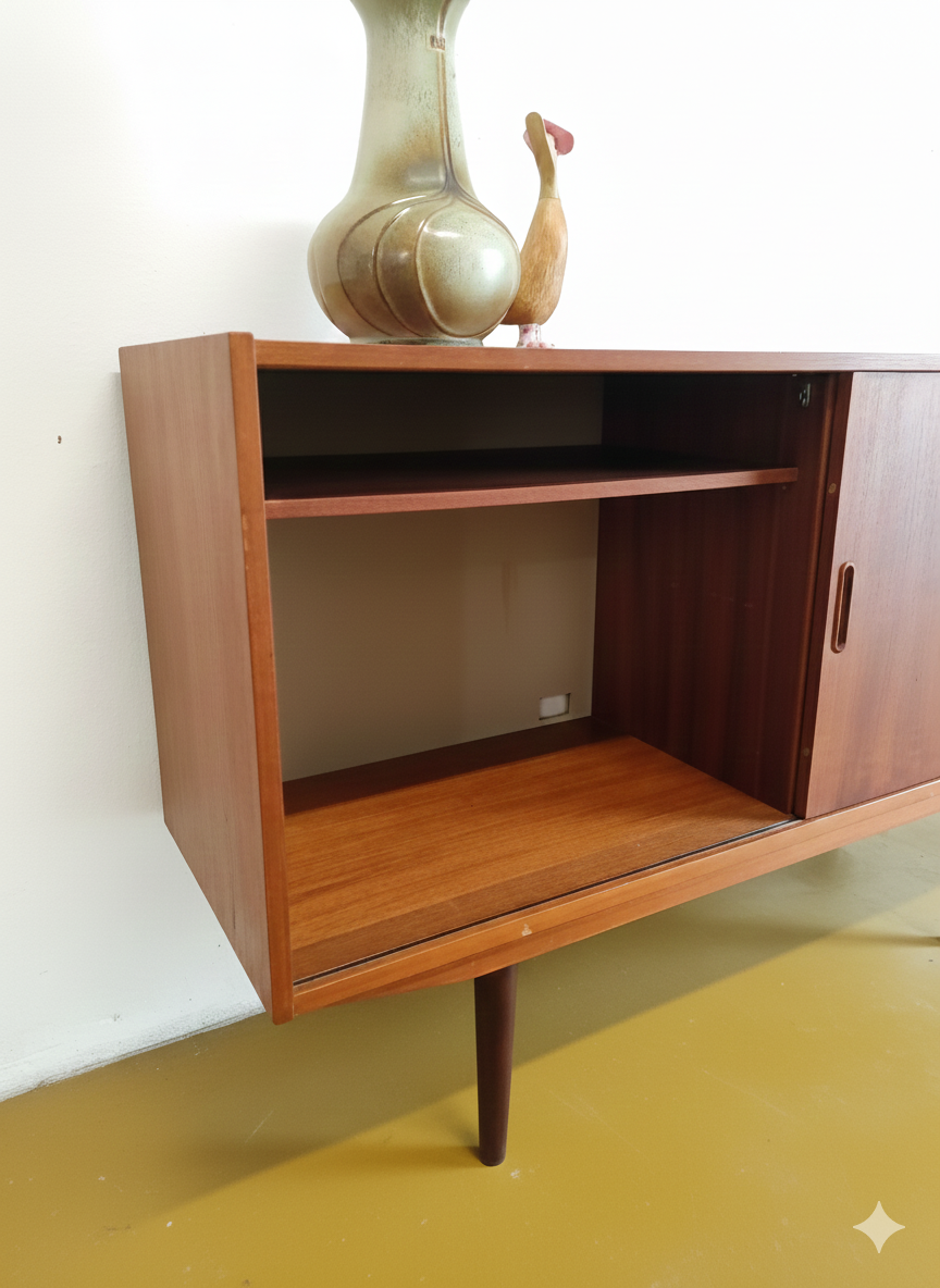 Credenza sideboard danese vintage in teak anni 60, anta aperta con vano interno a giorno e ripiano