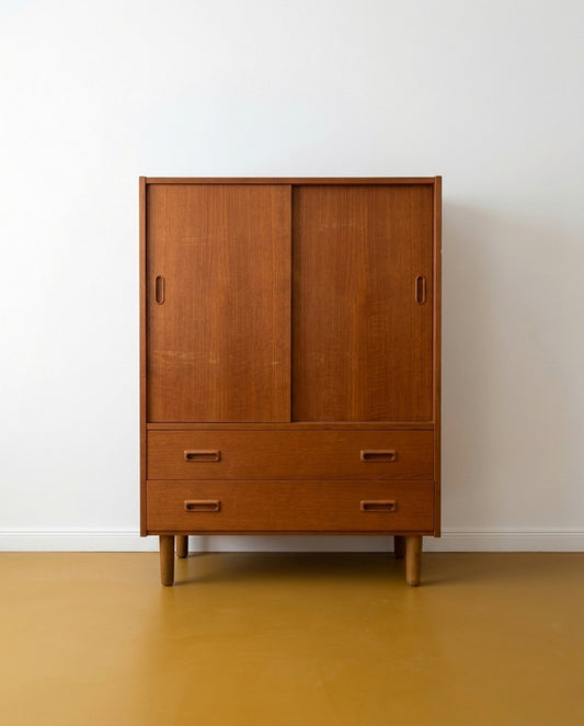 Credenza svedese vintage in teak anni 60 compatta, due ante scorrevoli superiori e due cassetti con maniglie intagliate, gambe cilindriche, 79 cm