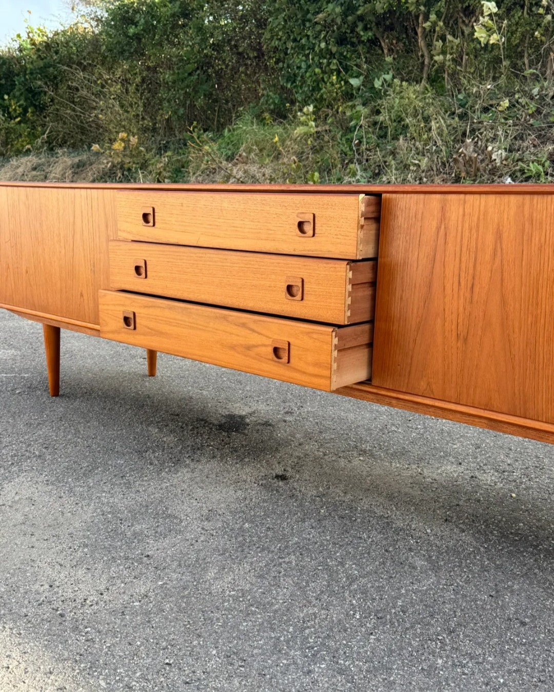 Dettaglio ante cassetti maniglie integrate contenimento generoso funzionale danese