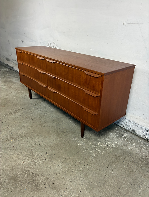 Dettaglio ante cassetti maniglie integrate contenimento versatile funzionale danese