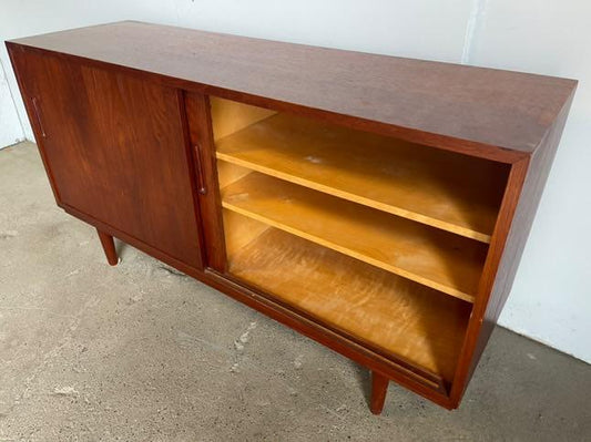 Dettaglio ante scorrevoli maniglie integrate contenimento pratico funzionale danese