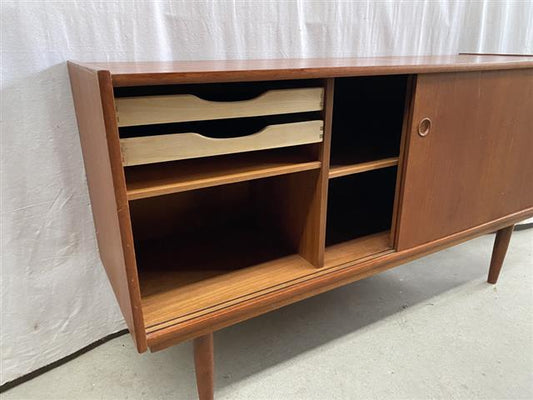 Dettaglio ante scorrevoli maniglie integrate contenimento versatile funzionale danese laboratorio Roma