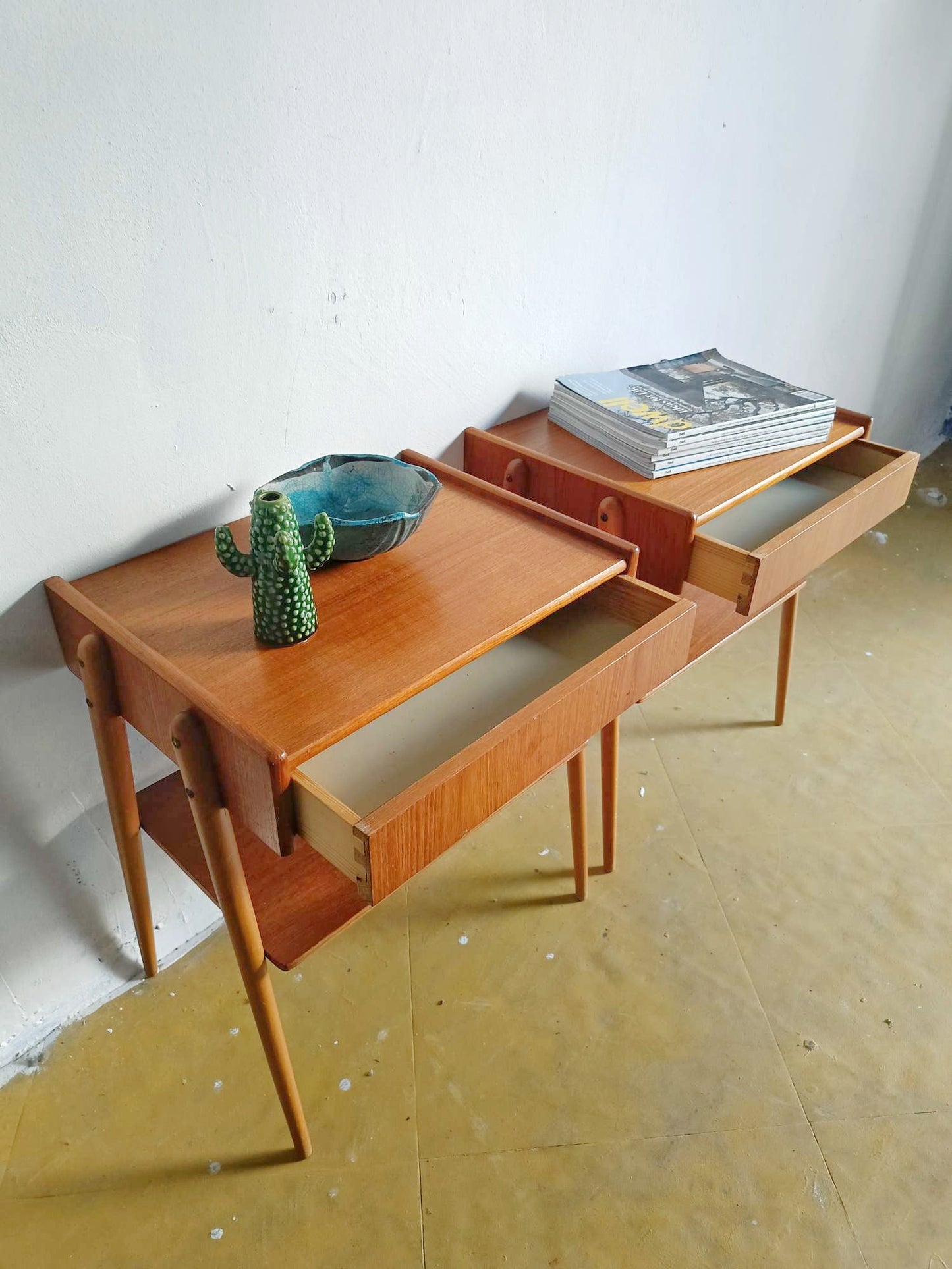 Dettaglio cassetto sospeso mensola inferiore aperta comodini svedesi teak