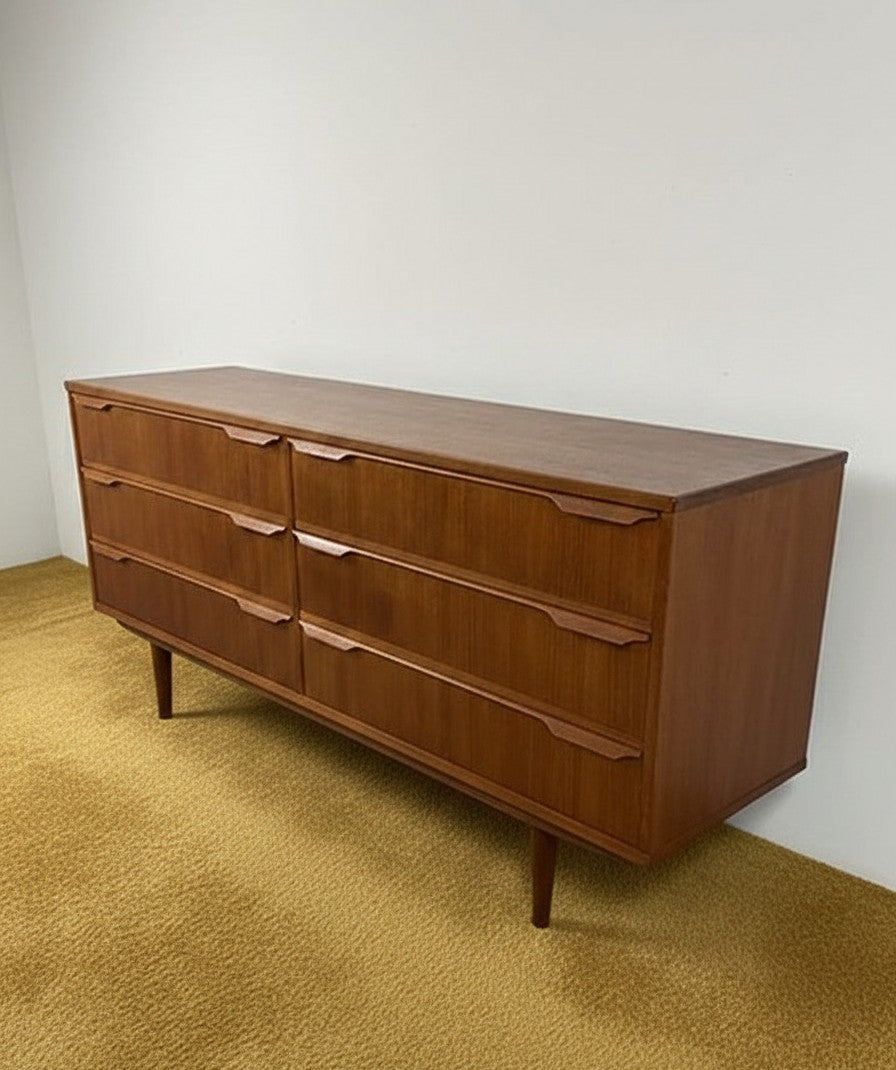 Dettaglio frontale credenza danese in teak anni 50, cassetti con maniglie a scanalatura orizzontale intagliata