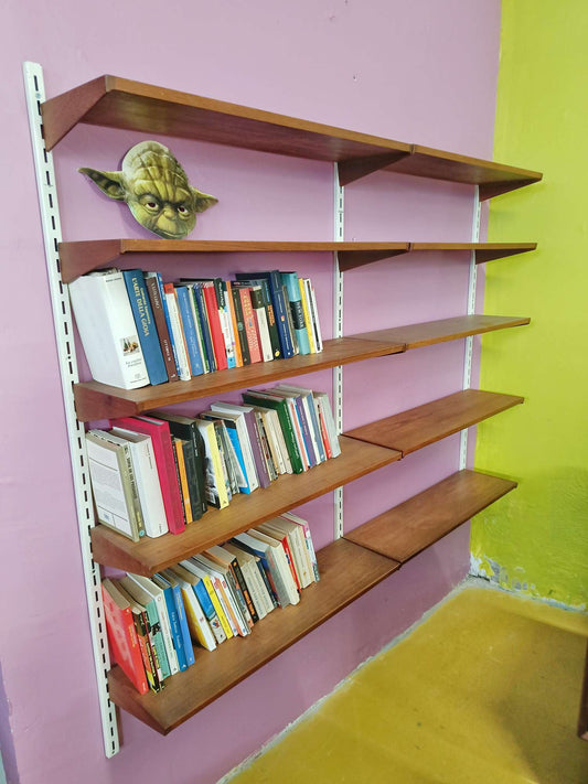 Dettaglio montanti metallici bianchi smaltati sistema cremagliera libreria scandinava