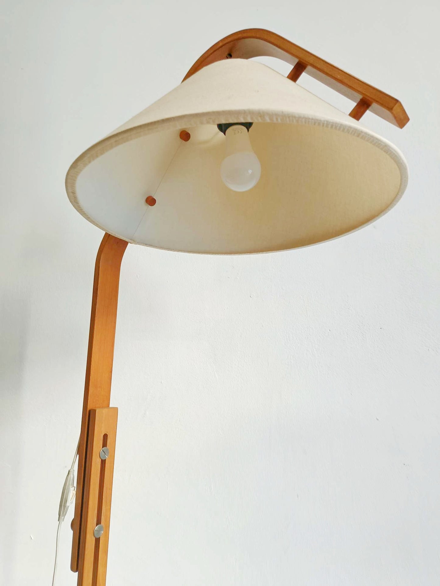 Dettaglio paralume conico tessuto neutro illuminazione direzionale efficace scandinava
