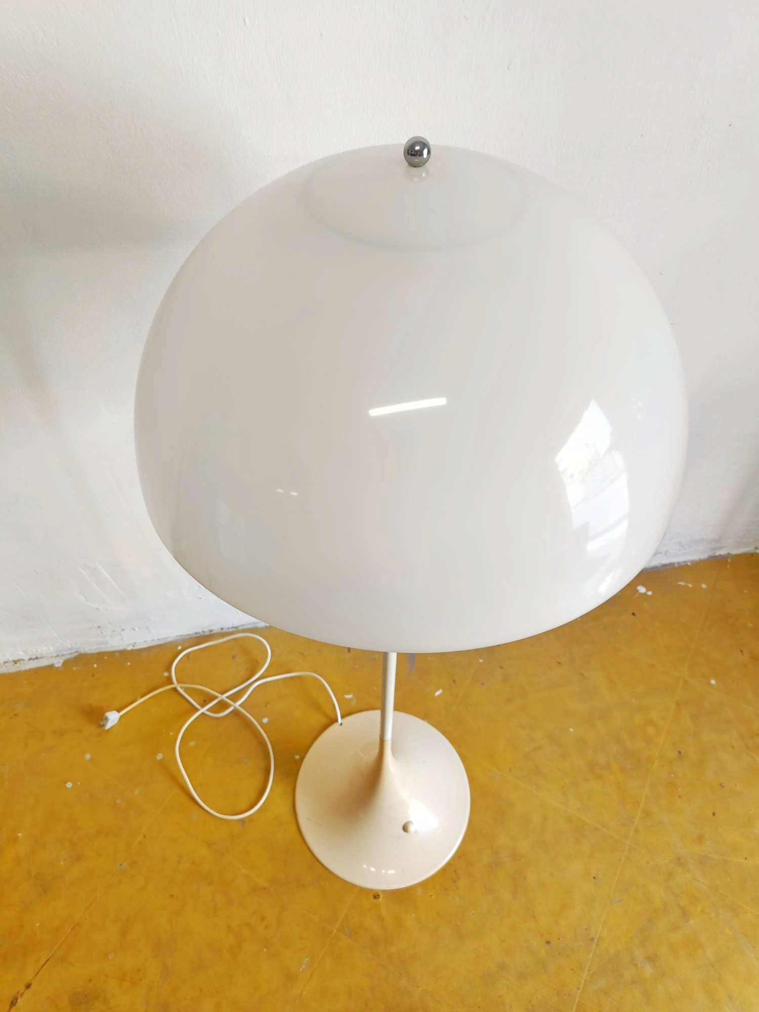 Dettaglio paralume semicircolare illuminazione diffusa design Verner Panton iconico