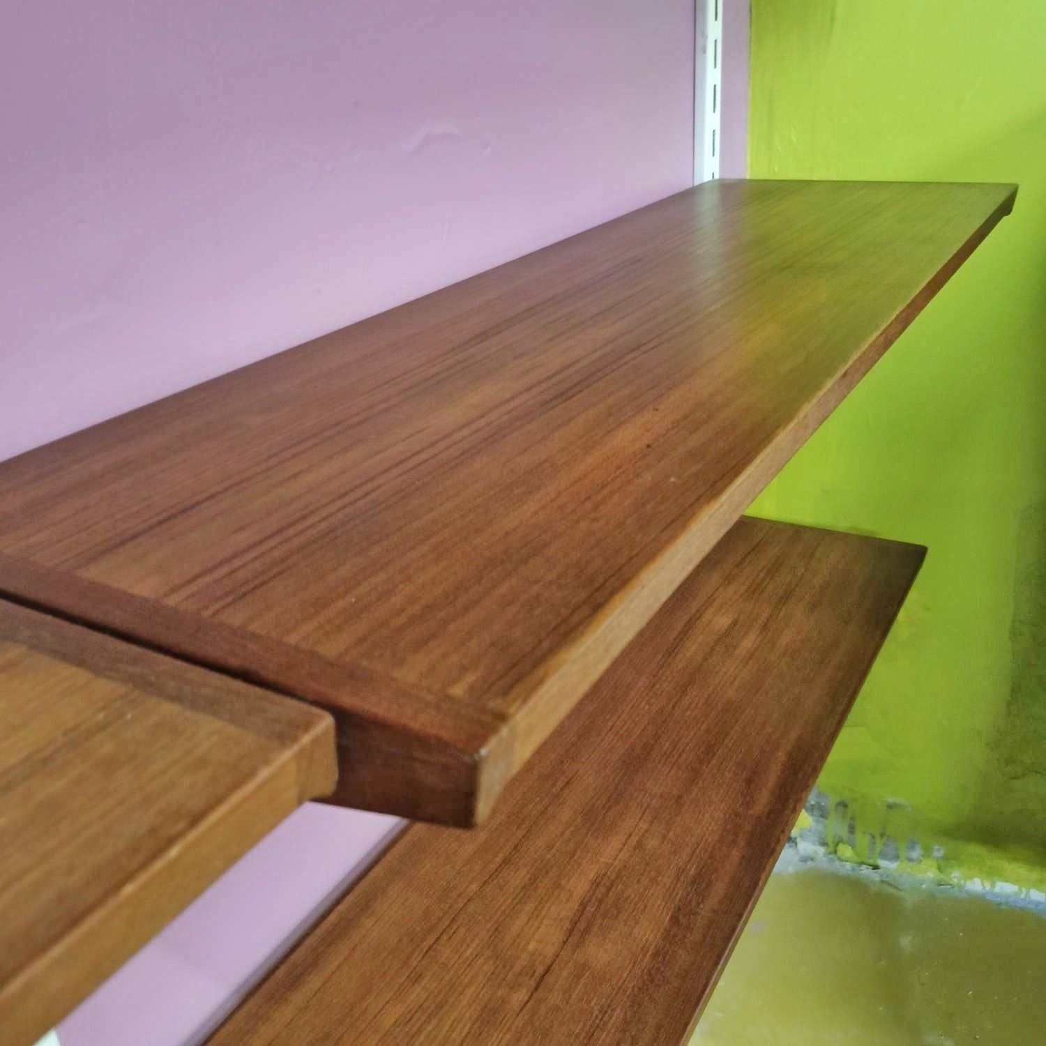 Dettaglio patina autentica venature caratteristiche teak mensole libreria danese