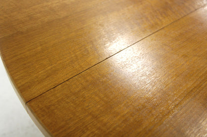 Dettaglio piano in noce  tavolo vintage svedese anni '60, venatura e finitura del legno