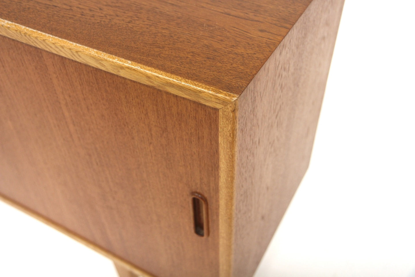 Dettaglio pomoli scolpiti a clessidra sui cassetti del sideboard svedese anni '60