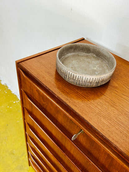 Dettaglio venature ricche continue teak cassettiera design scandinavo anni 50