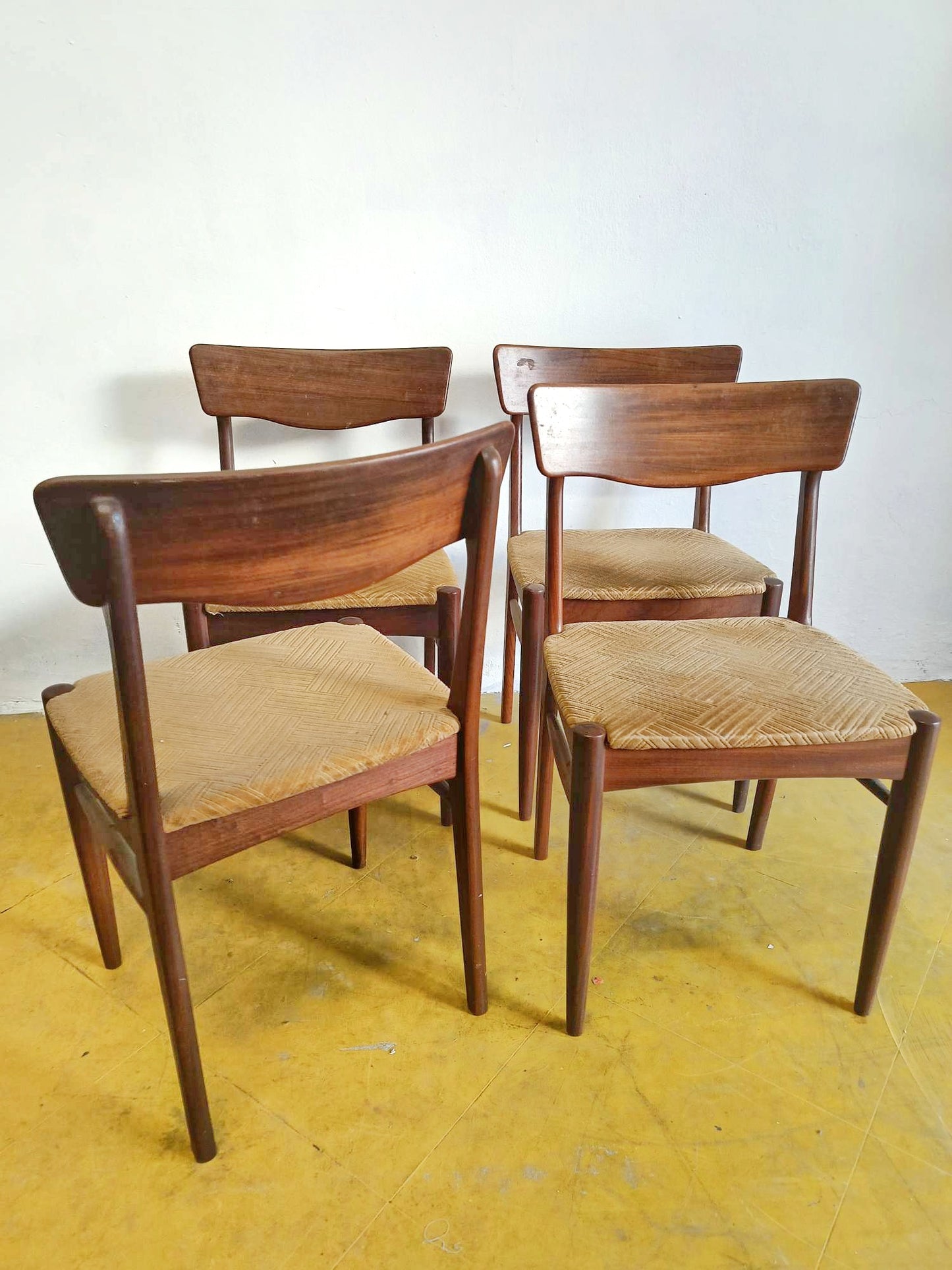 Dettaglio venature teak naturale e lavorazione artigianale sedia vintage norvegese