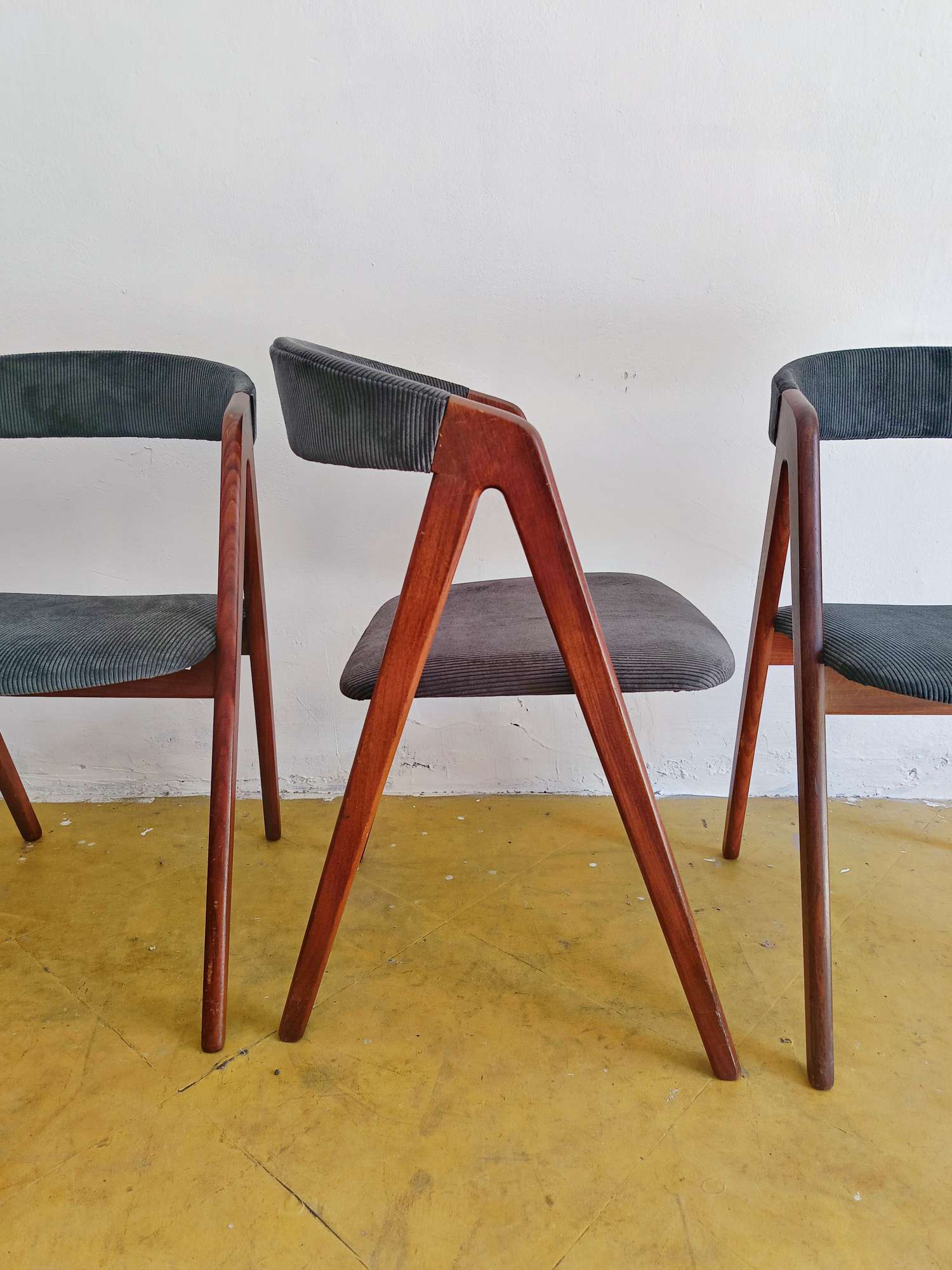 Dettaglio gambe a forma di V teak sedie vintage design scultoreo iconico
