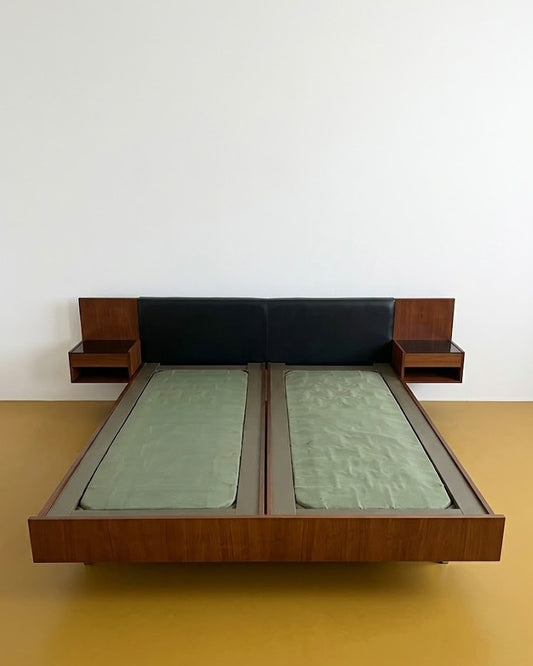 Letto matrimoniale Hans J. Wegner per Getama in teak anni '50, con comodini integrati e testiera nera