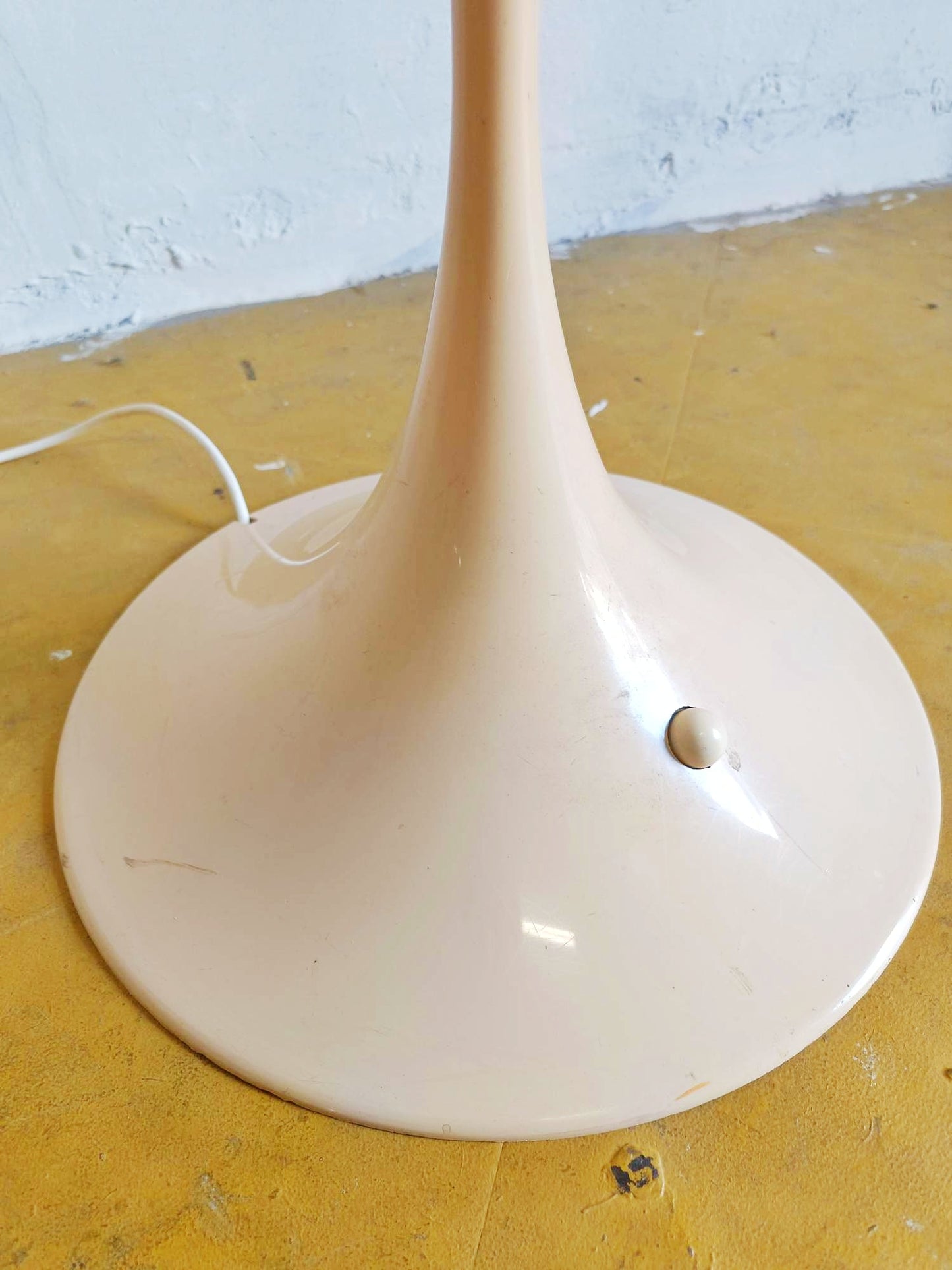 Particolare base circolare piatta stelo cilindrico lampada scultorea danese