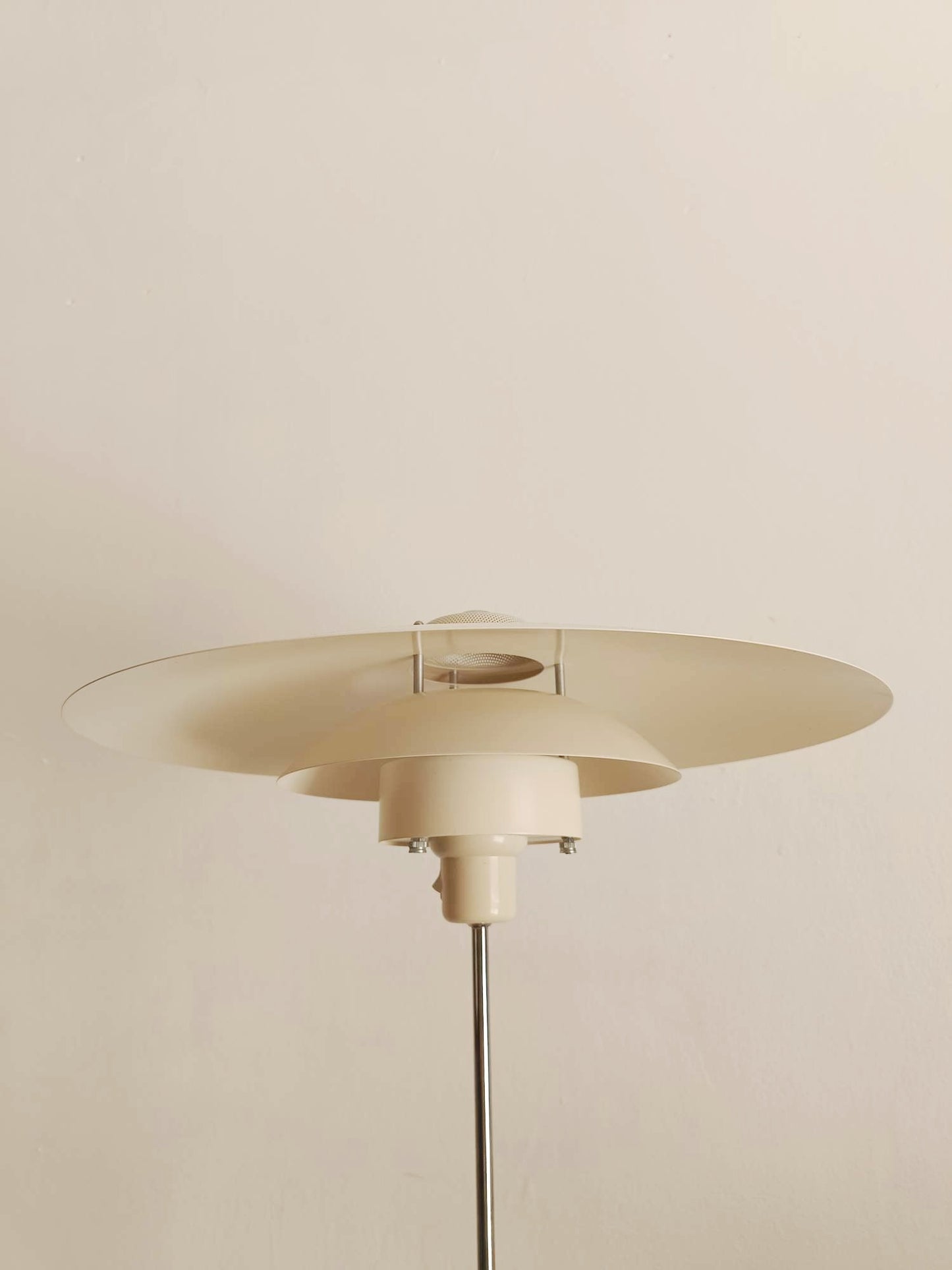 Particolare configurazione strati multipli schermatura antiriflesso ispirazione Henningsen