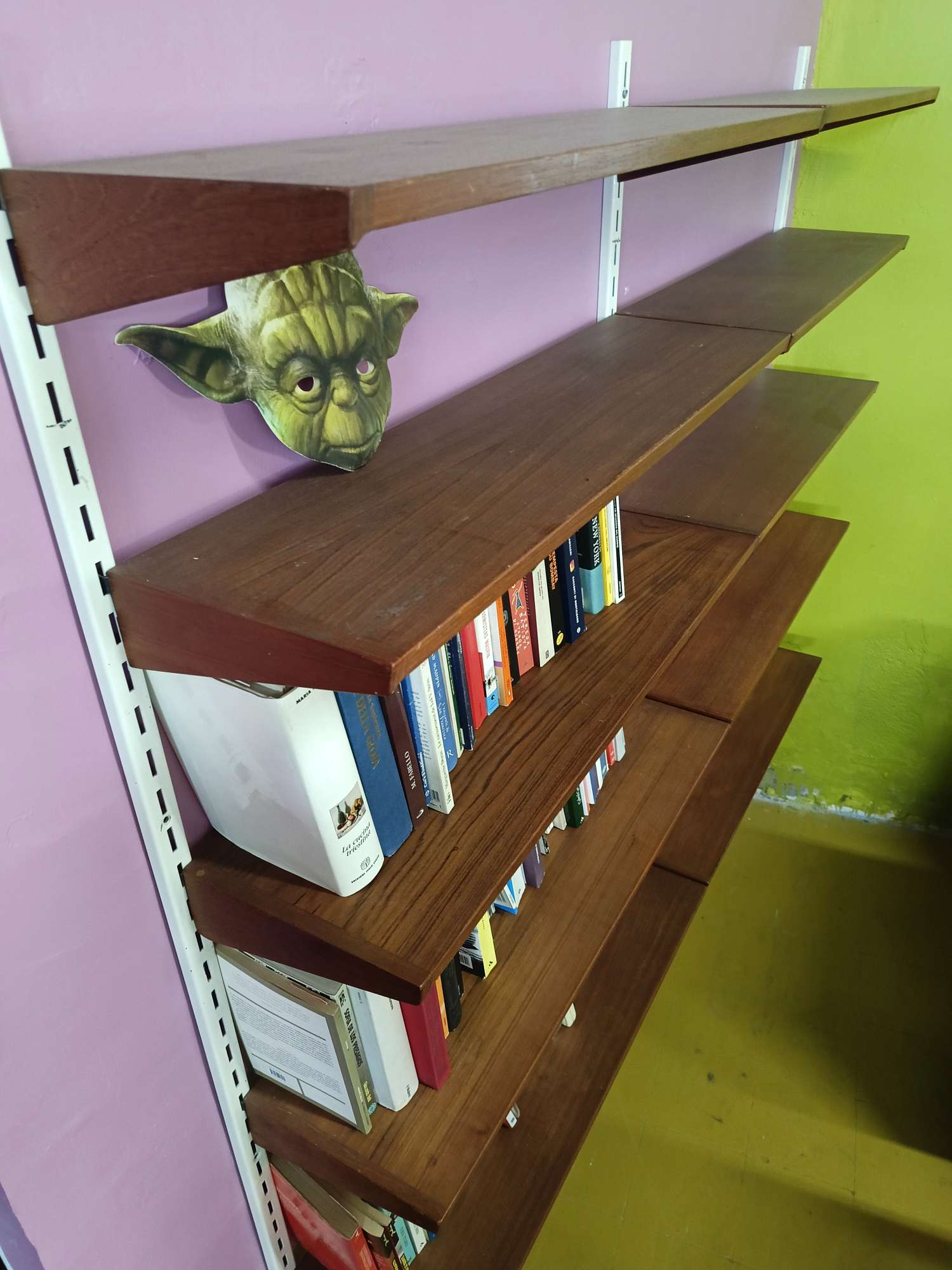 Particolare contrasto teak caldo montanti bianchi libreria Kai Kristiansen design danese