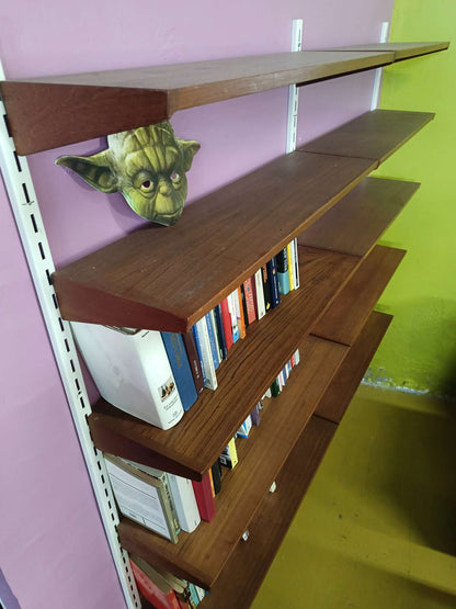 Particolare contrasto teak caldo montanti bianchi libreria Kai Kristiansen design danese