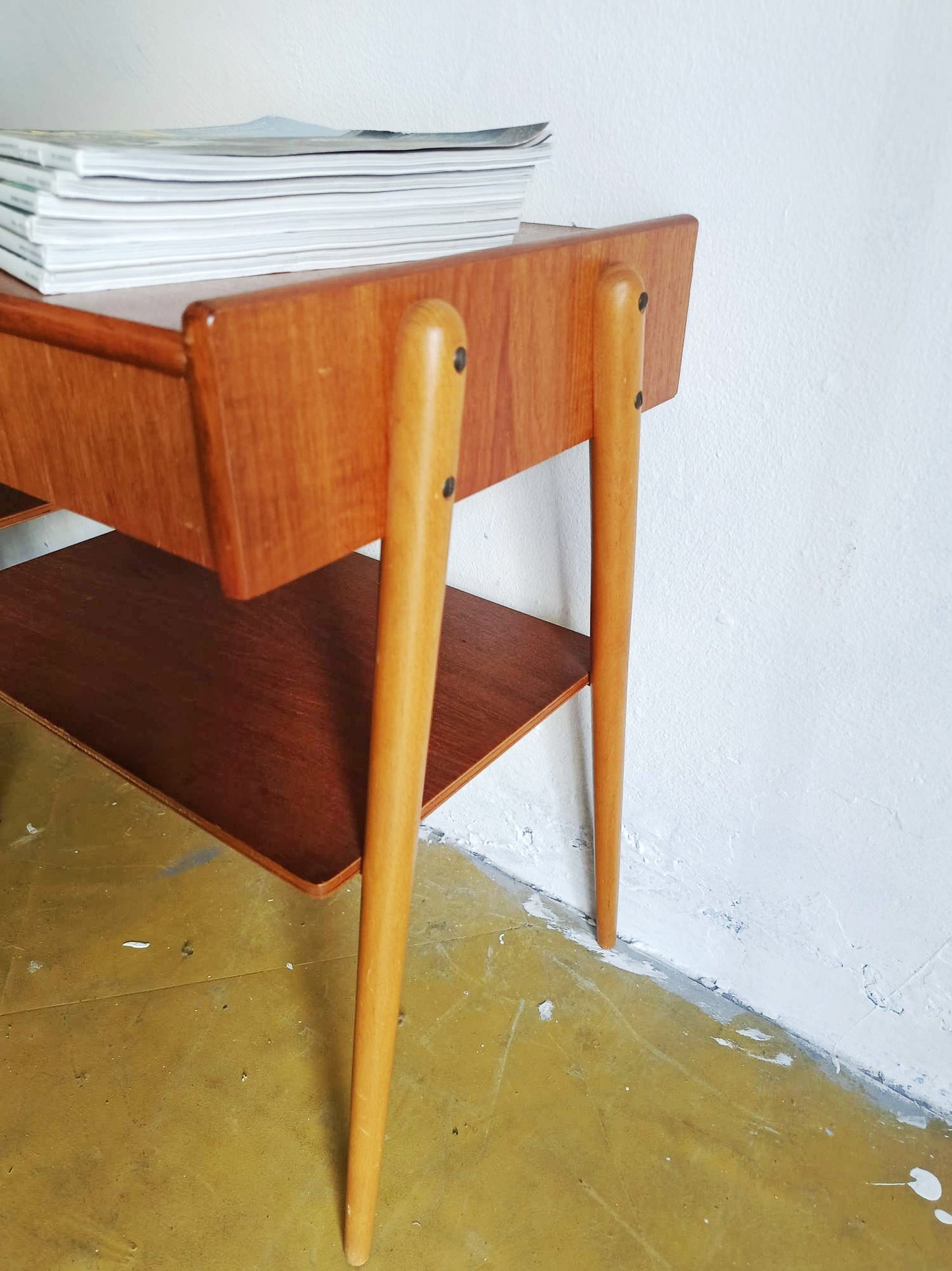 Particolare gambe inclinate stabilità leggerezza visiva comodini AB Carlström design