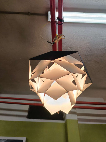 Particolare giochi chiaroscuro luce filtrata pattern luminosi dinamici lampadario danese