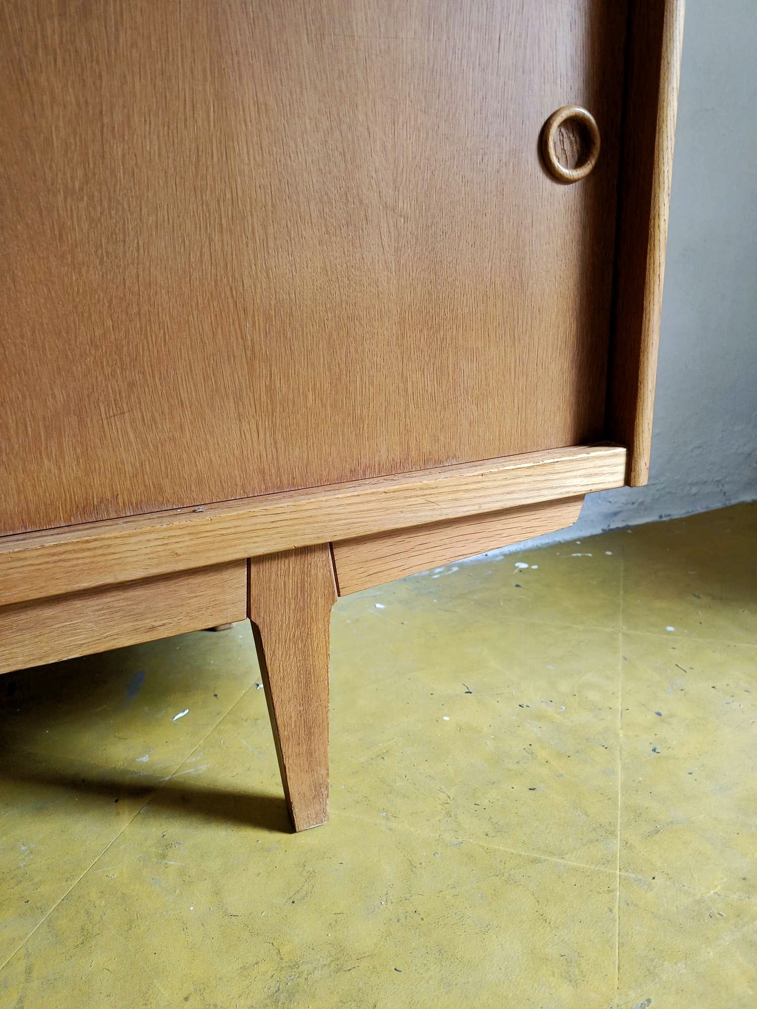 Particolare linearità formale pulizia design sideboard svedese metà secolo
