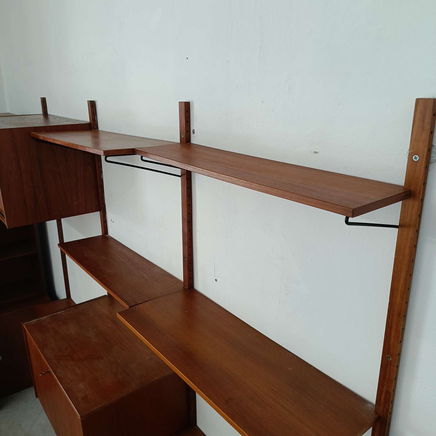 Particolare montanti verticali fori regolabili sistema componibile danese