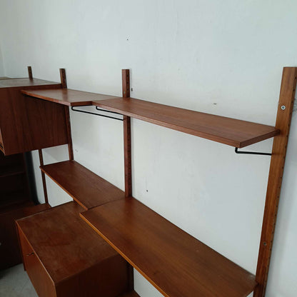 Particolare montanti verticali fori regolabili sistema componibile danese