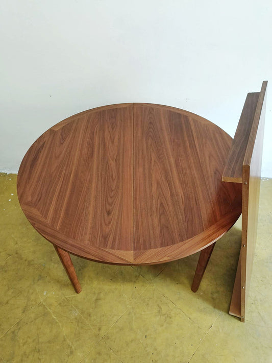 Particolare piano noce venature distintive profondità cromatica tavolo caldo elegante