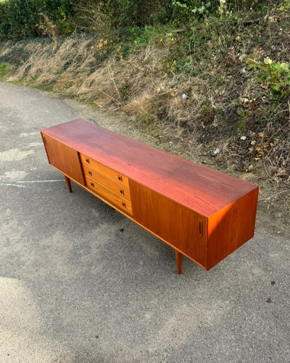 Particolare proporzioni imponenti equilibrate venature teak sideboard lungo elegante