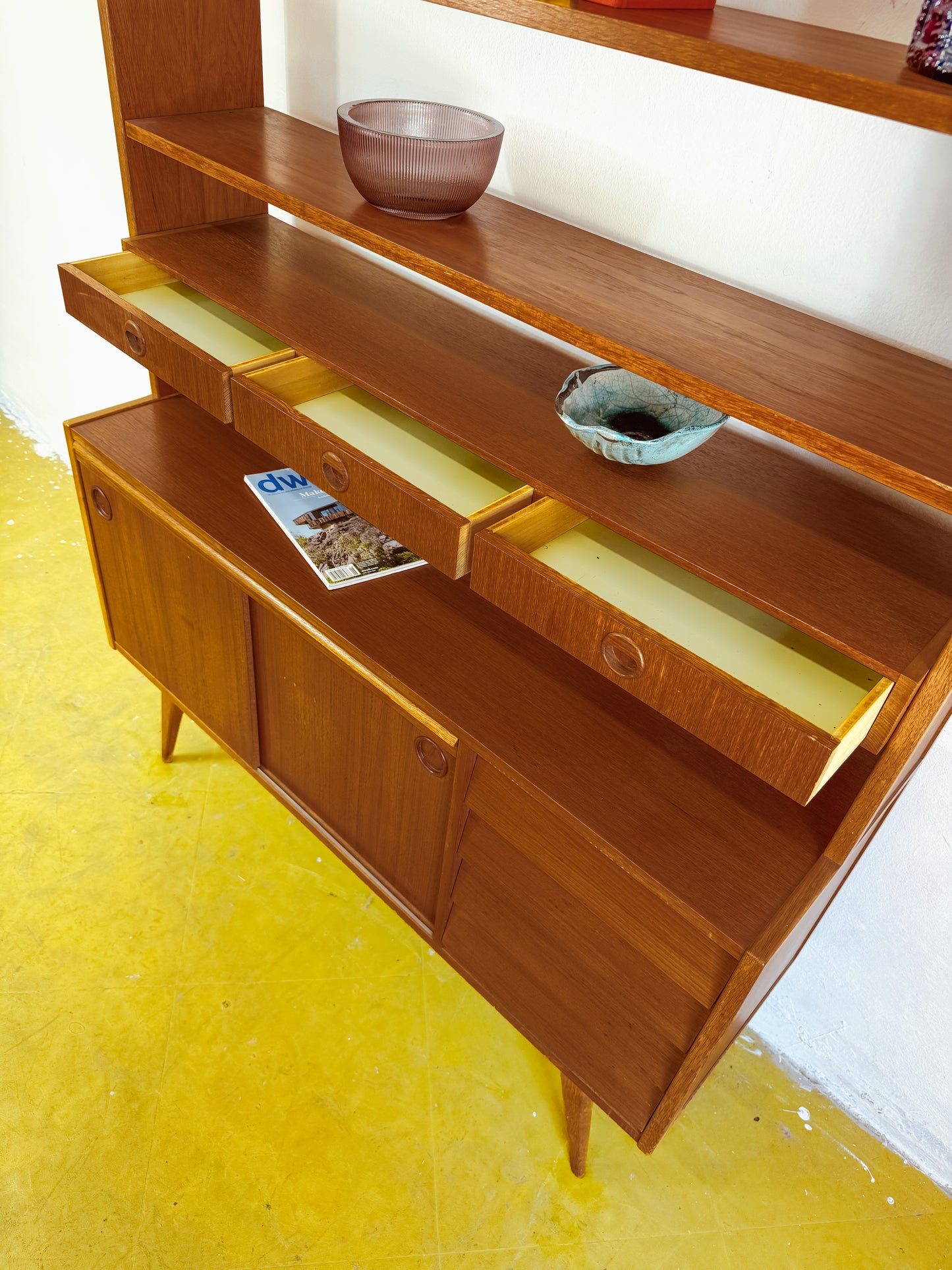 Particolare tre piccoli cassetti orizzontali sopra piano scrittoio svedese anni 60