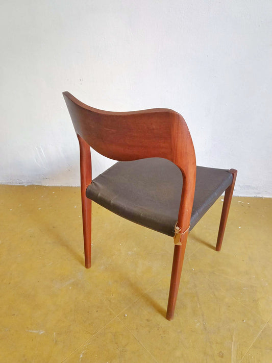 Dettaglio schienale curvato tridimensionale sedia Møller 71 supporto lombare ergonomico