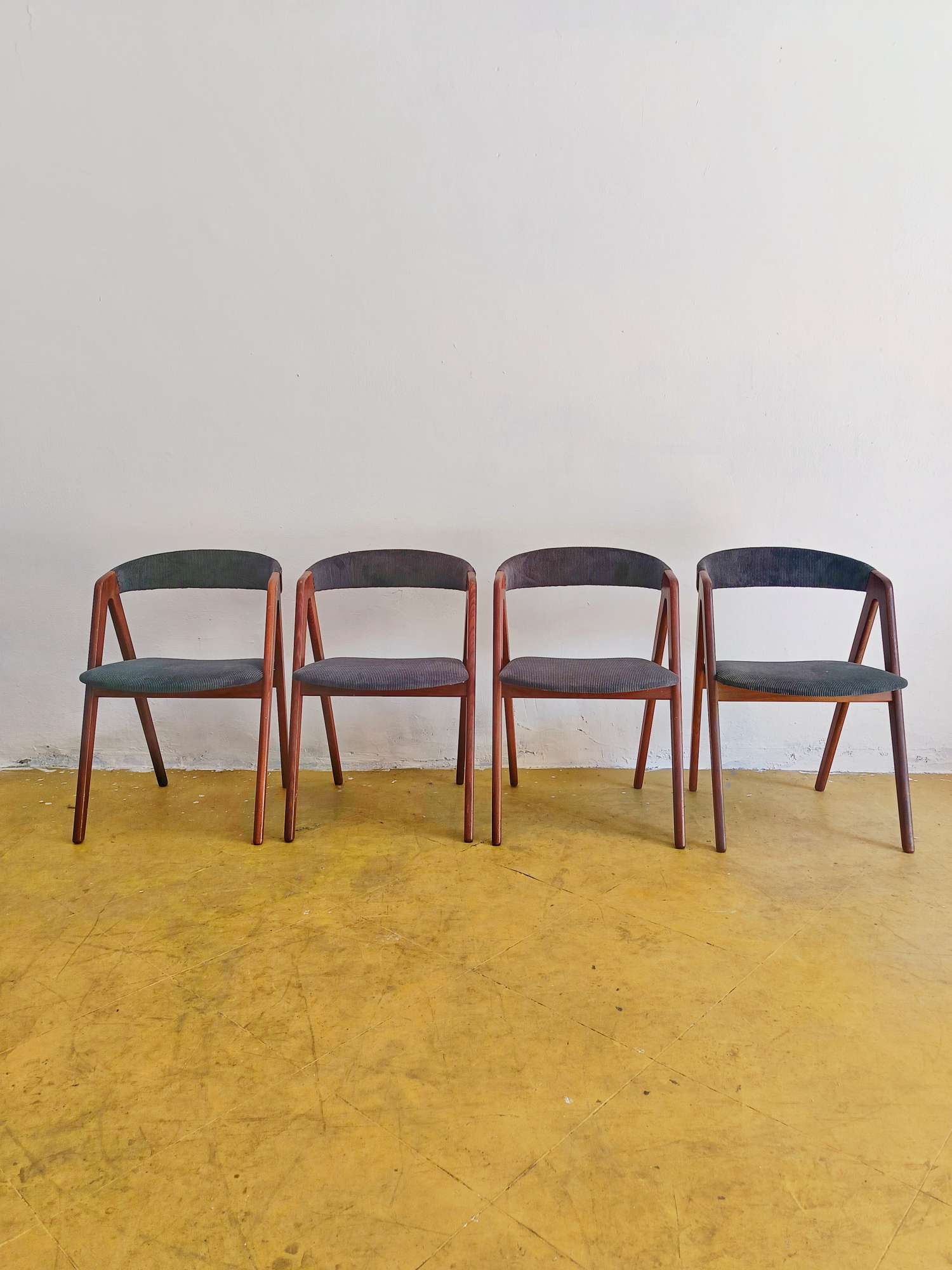 Sedie teak gambe V velluto grigio contestualizzate ambiente dining moderno