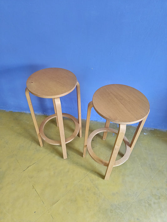 Dettaglio sedile circolare sagomato compensato pressato sgabello scandinavo vintage
