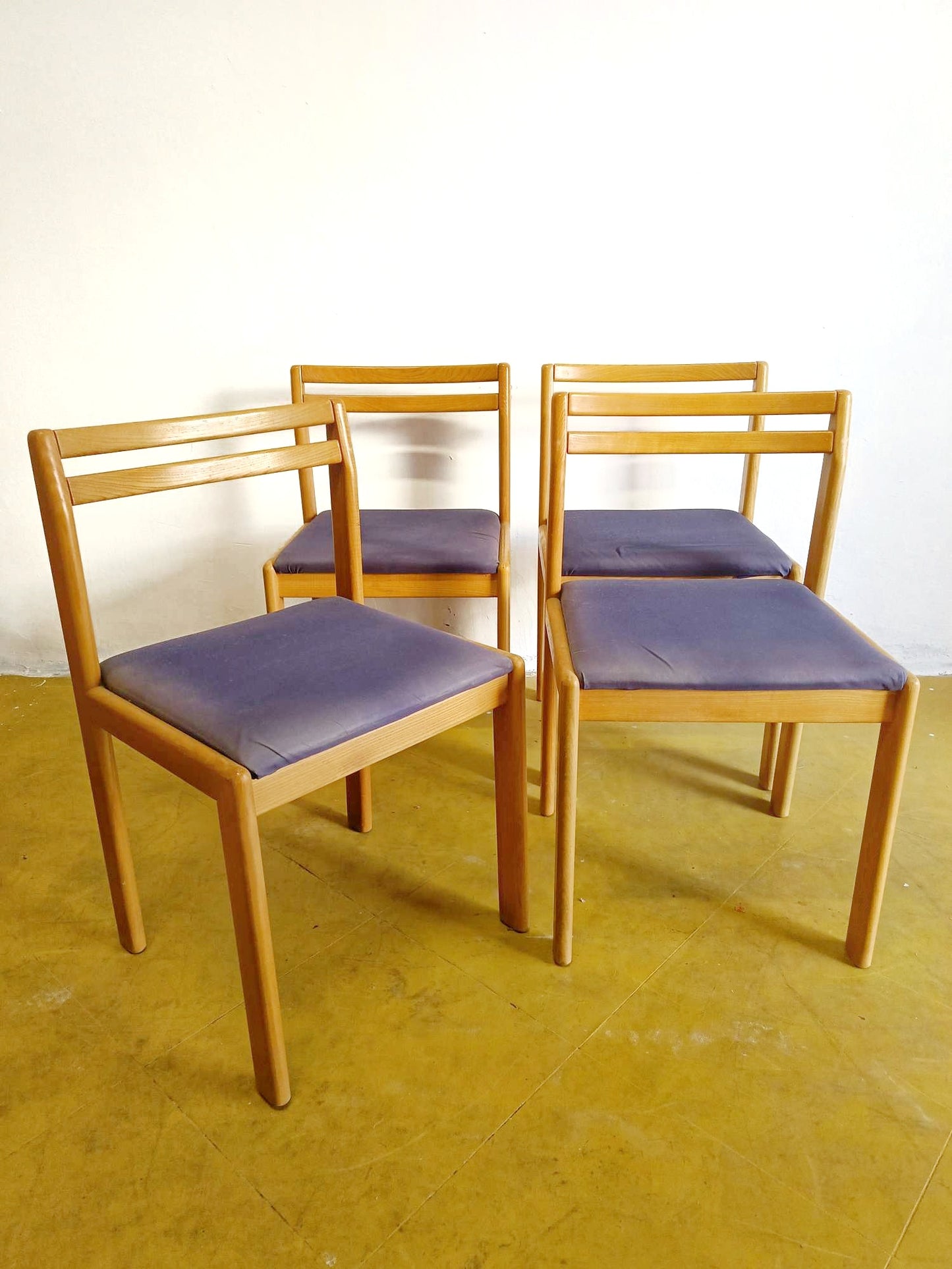 Sedute imbottite blu scuro contrasto elegante betulla chiara sedie danesi