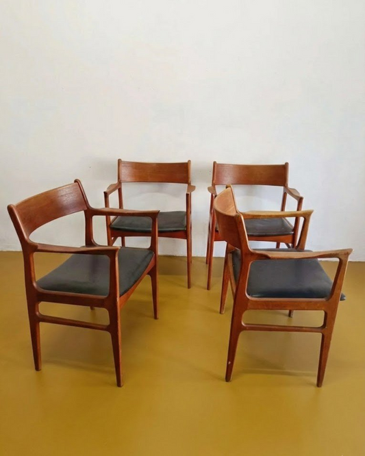 Set 4 sedie Aksel Bender Madsen danesi in teak anni 50, schienale sagomato, braccioli integrati e seduta imbottita nera, gambe affusolate