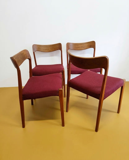 Set 4 sedie Henning Kjærnulf danesi in teak anni 50, schienale sagomato a T e seduta imbottita bordeaux, gambe affusolate
