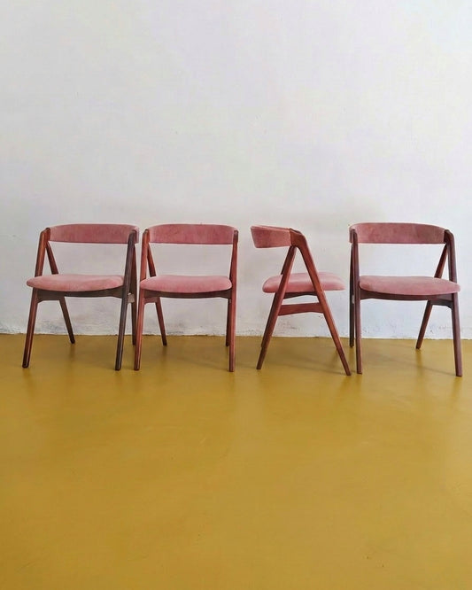 Set 4 sedie Th. Harlev mod. 205 danesi in teak anni 60, schienale trapezoidale e seduta imbottita in velluto a coste rosa, struttura ad A