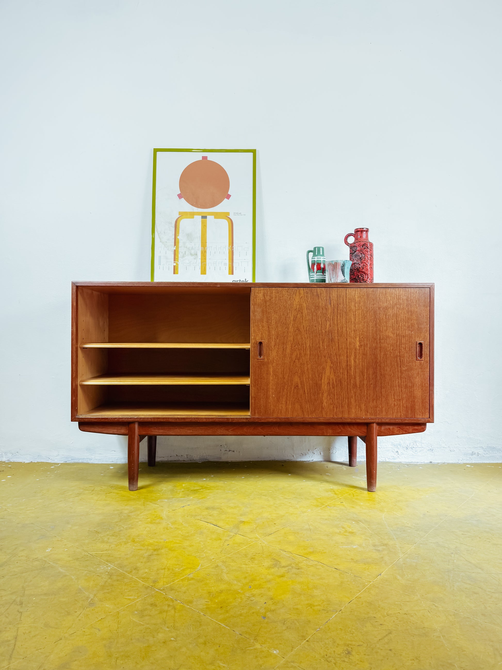Sideboard Børge Mogensen in teak anni 50, anta aperta con vano interno a giorno e ripiano
