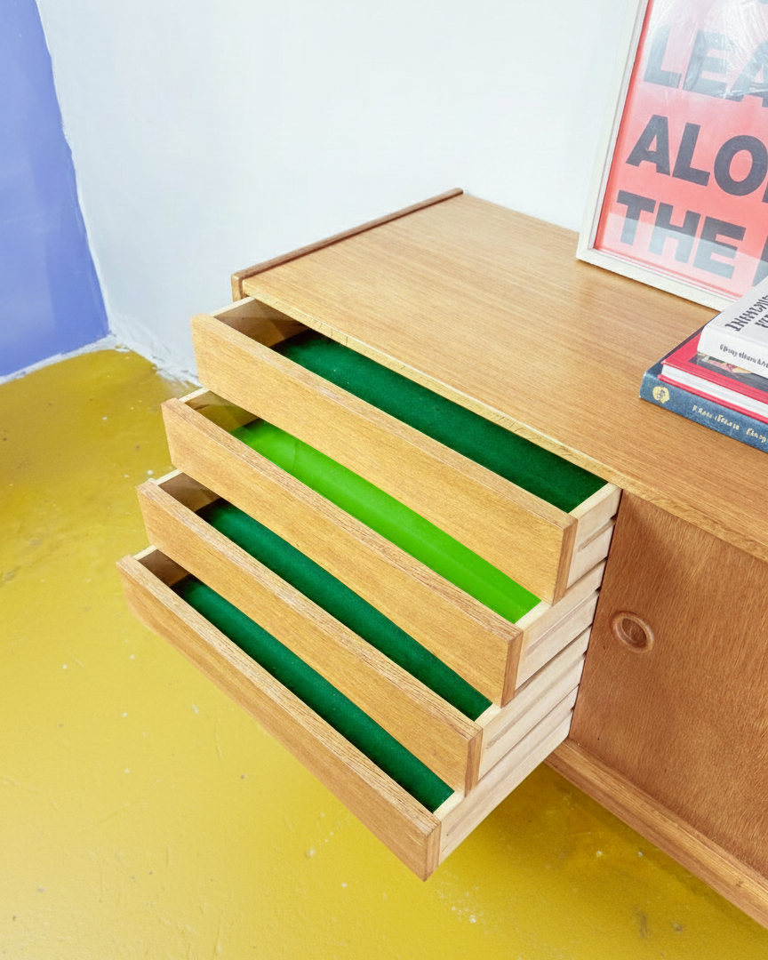 Sideboard Credenza Erik Wørts in quercia anni 60, cassetti aperti con interno rivestito in feltro verde